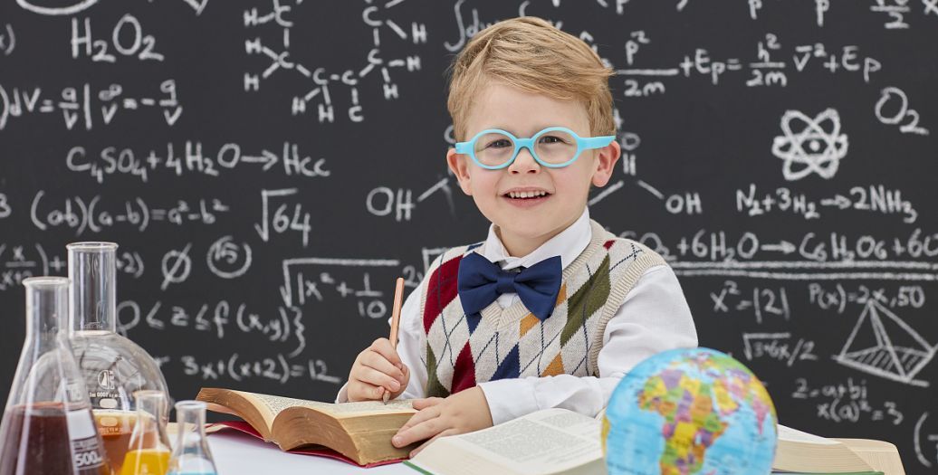 湛江钢铁零碳项目两大核心设备成功吊装就位