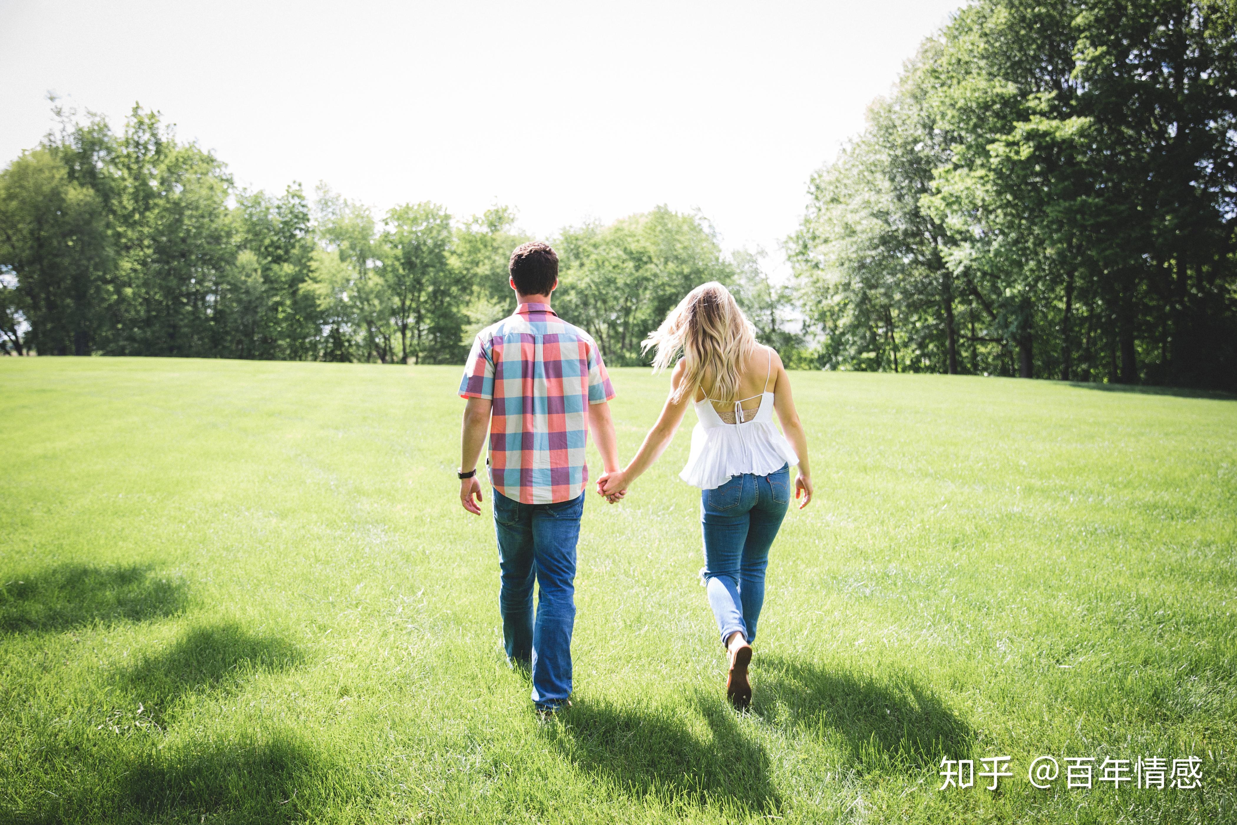 A股午评 | 三大指数小幅下跌 医药股持续强劲 光伏、物流等板块表现活跃